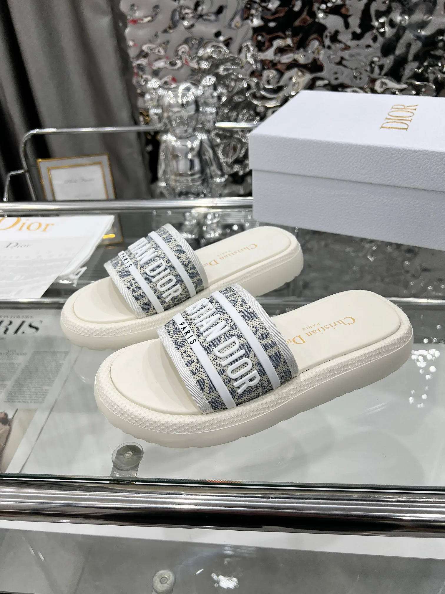 👟👟Ex-factory price 360👟👟 Dior Dior spring and summer catwalk newly upgraded sandal series classic thick-soled sandals original 1:1 development soft and delicate foot feel extremely comfortable versatile style original foam outsole 💝💝💝easy to control, 3 colors available, medium size 35-40 (41-42 customized)